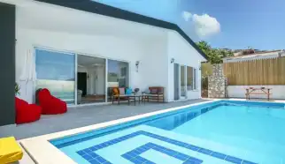 Villa Pandora, Kalkan Akbel mekiinde konumlanan bir yatak odalı iki kişilik balayı ve aile villasıdır.